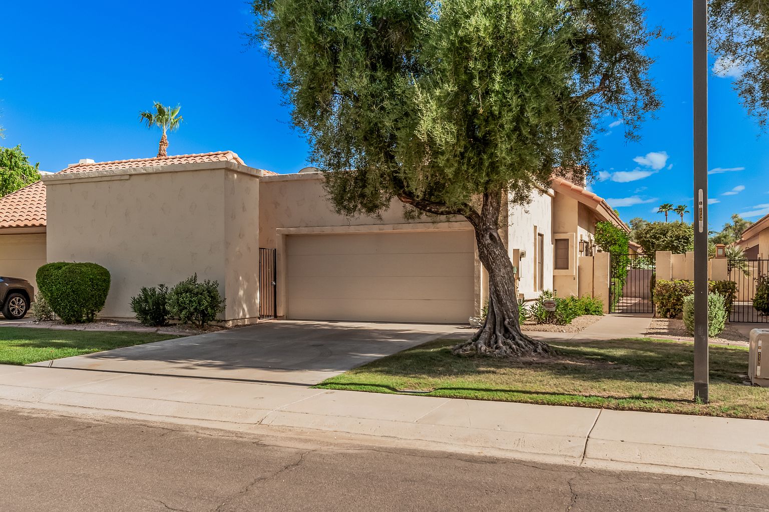 9635 E Sutton Dr photo 2
