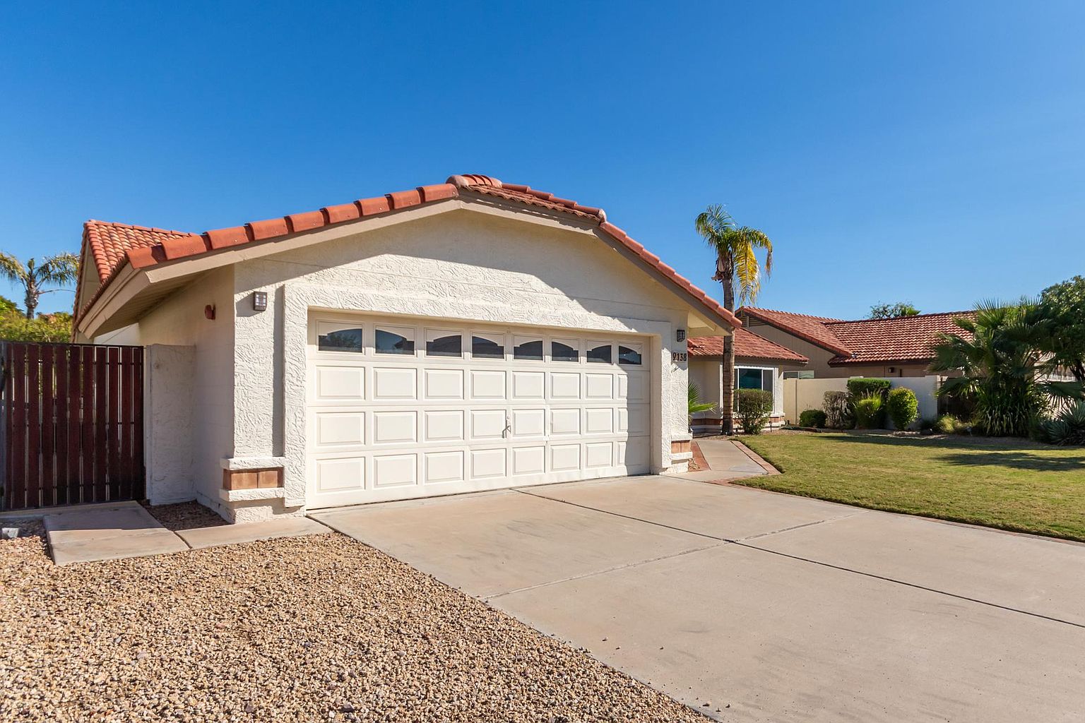 9138 E Davenport Dr photo 4