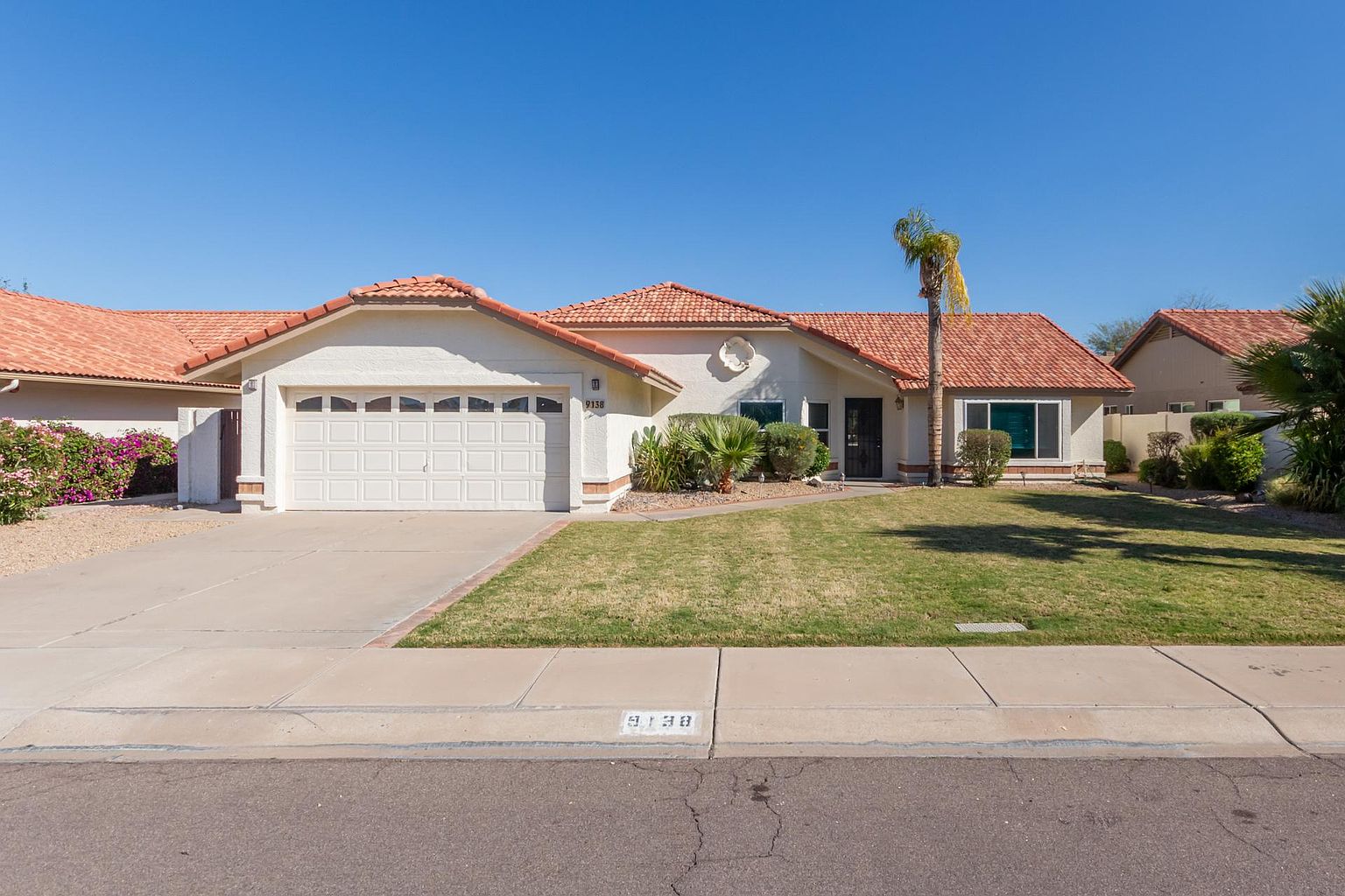 9138 E Davenport Dr photo 2