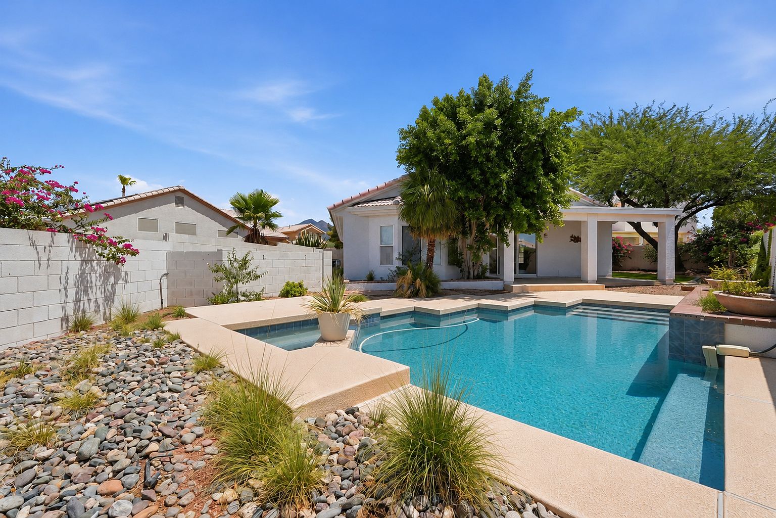 4 Bed 2 Bath House With A Pool! photo 5