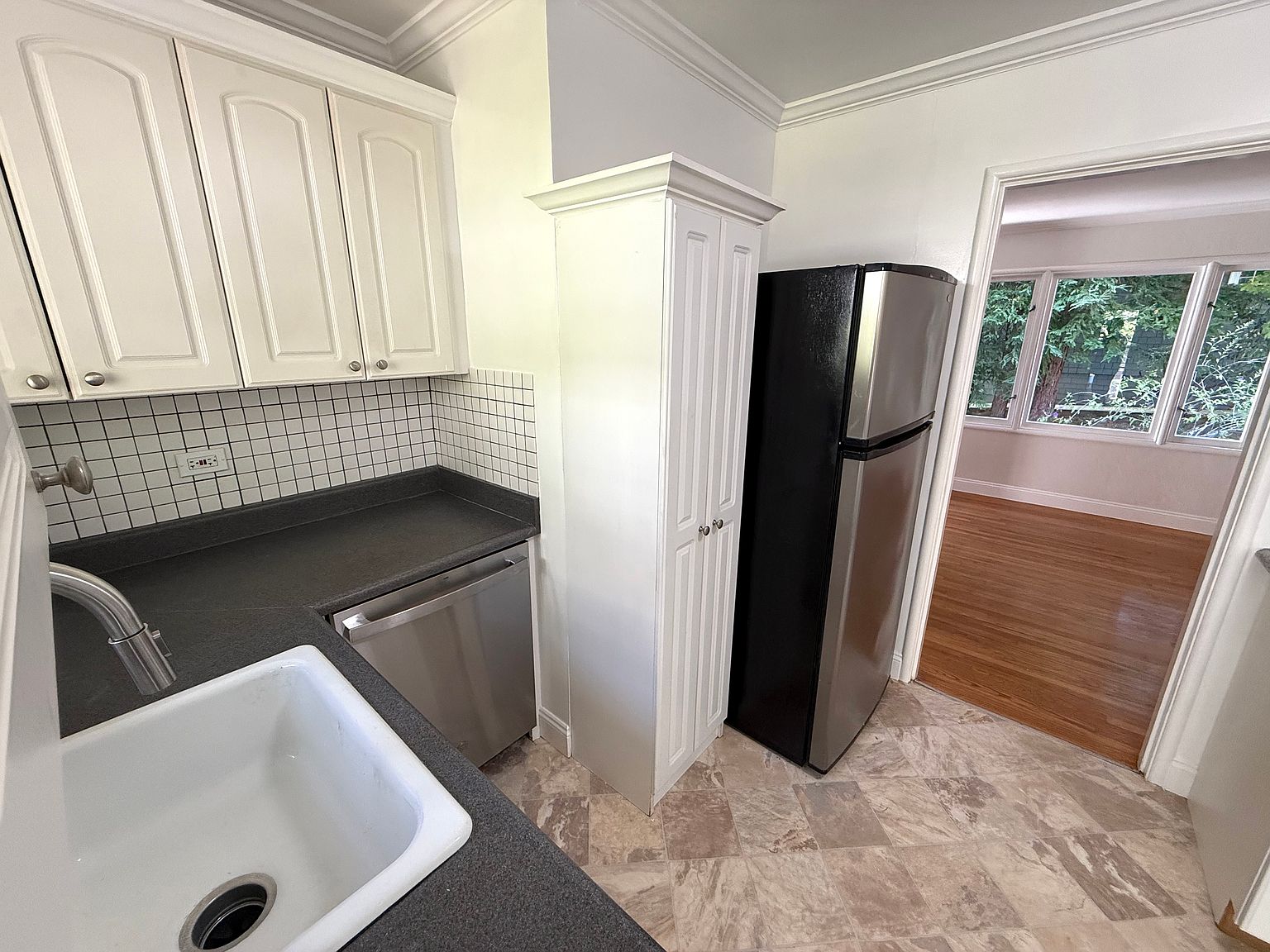 Apartments on Throckmorton Ave · Mill Valley photo 4