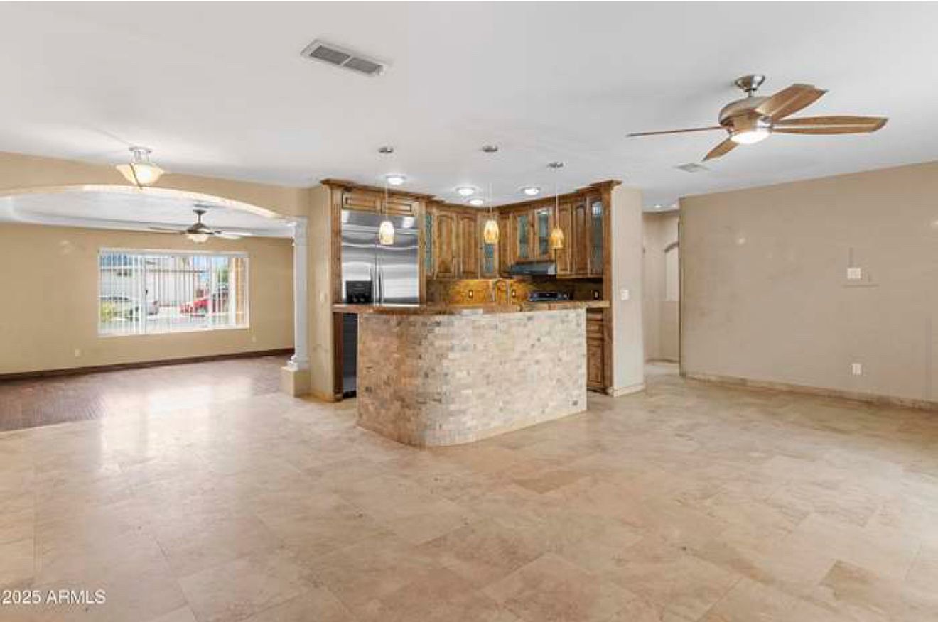 15619 N 58th Ave photo 4