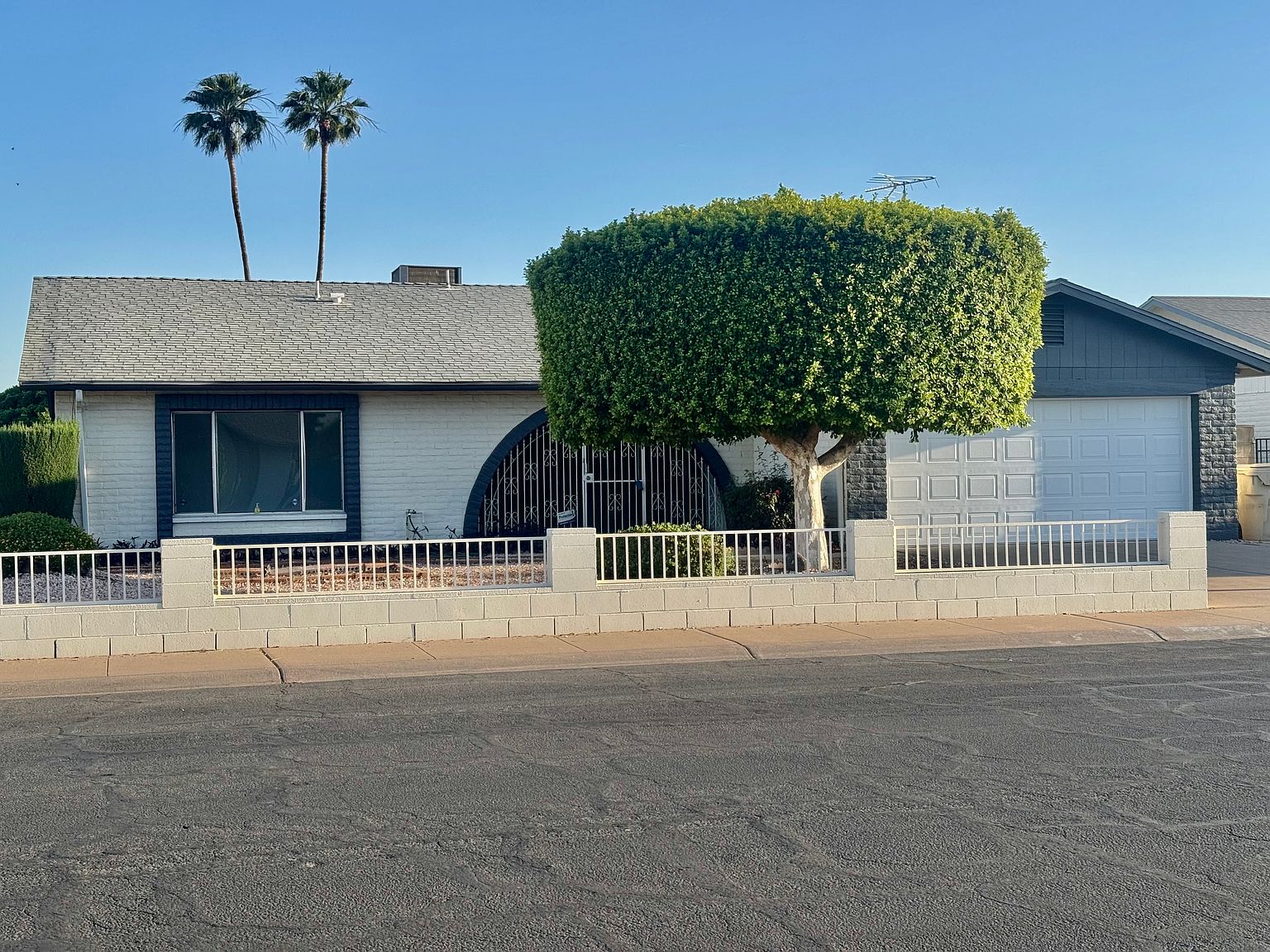 5817 W Tierra Buena Ln Glendale, AZ 85306 photo 2