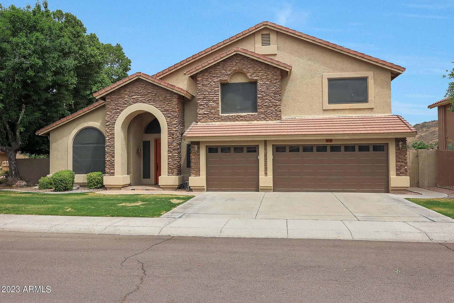 5328 W Mohawk Ln photo 2