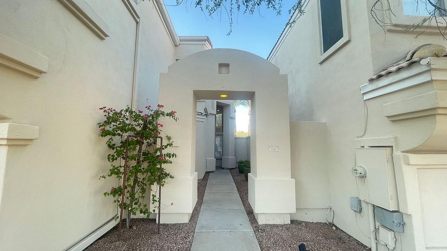 1147 E Amberwood Dr photo 3