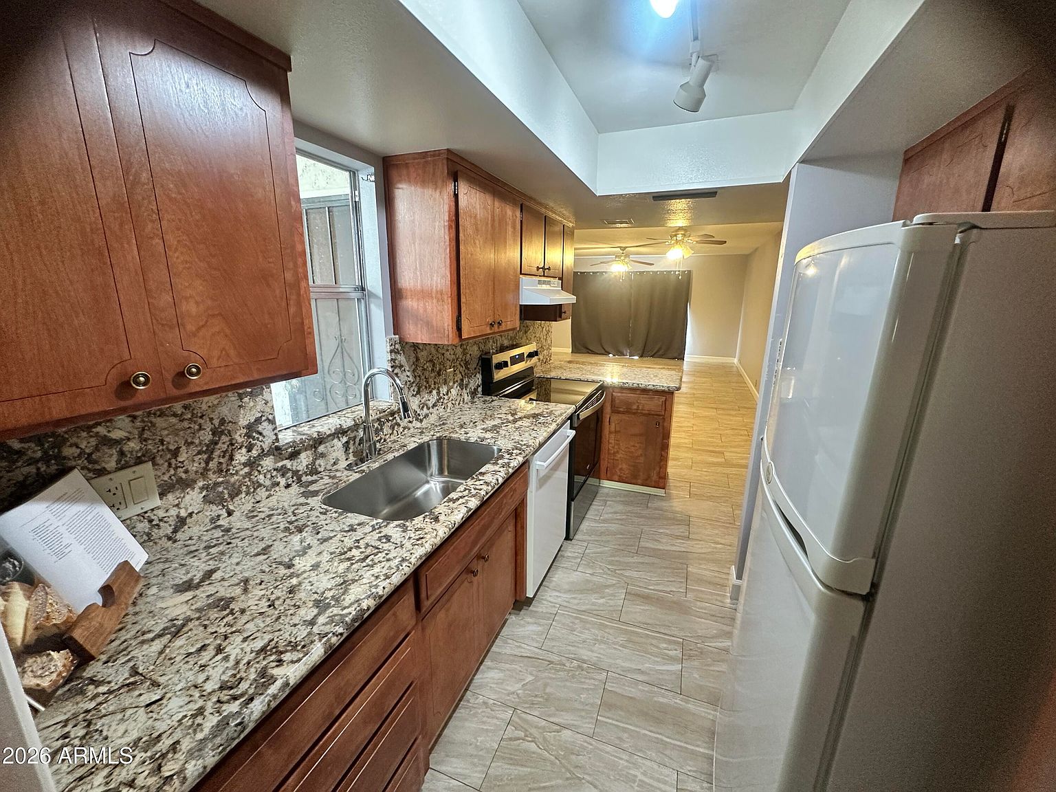 5208 S Hazelton Ln photo 2