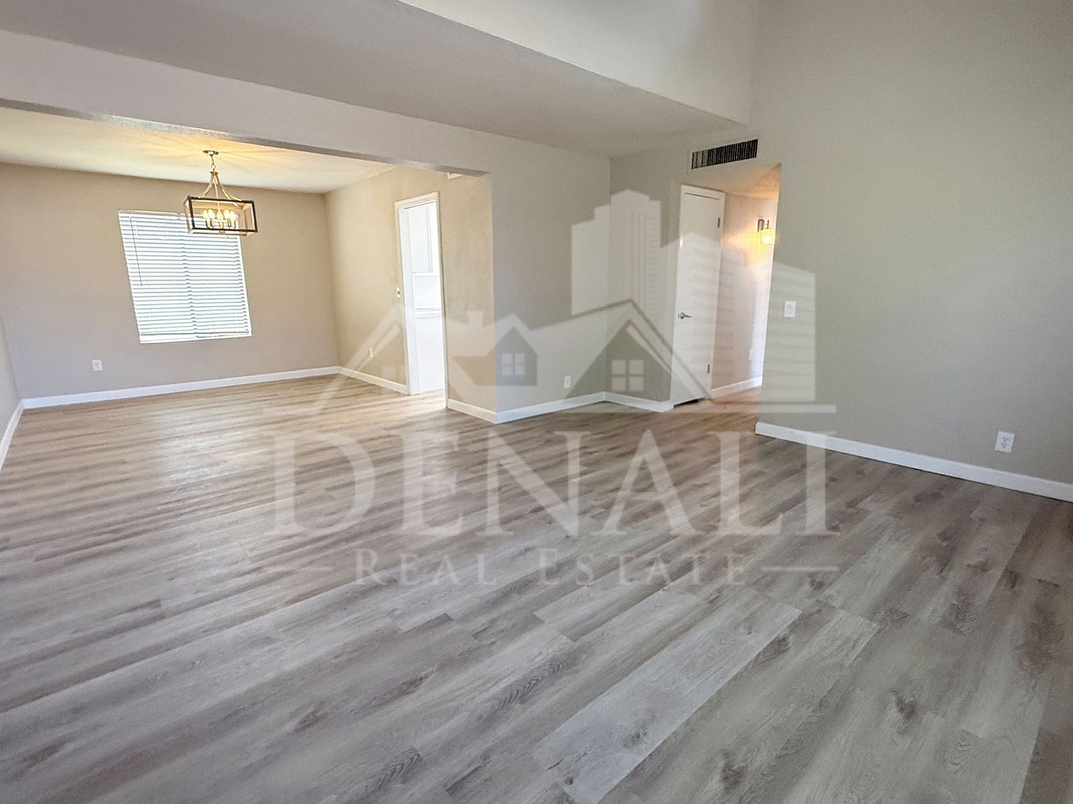 1529 E Edgewater Dr photo 3