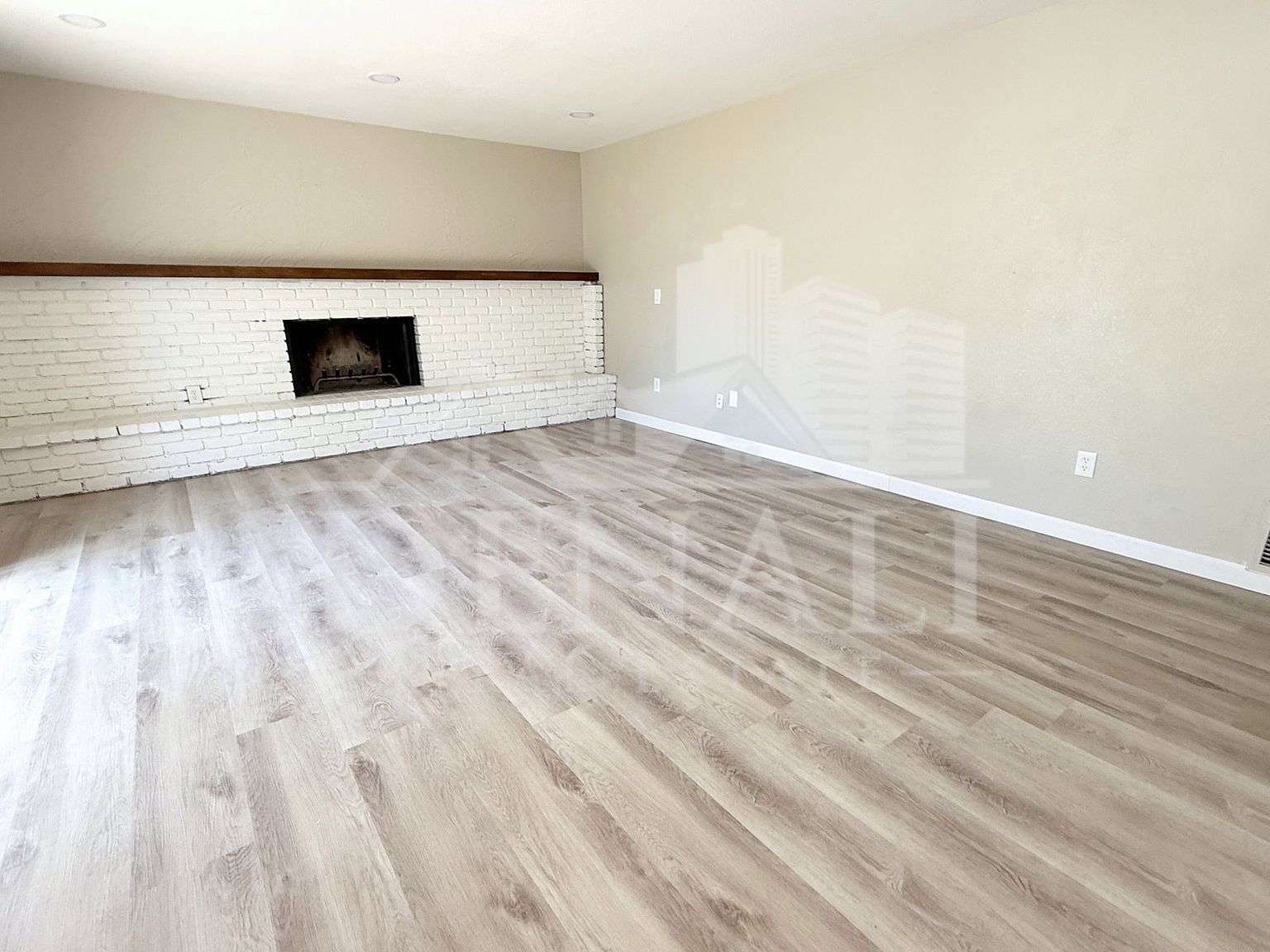 1529 E Edgewater Dr photo 5