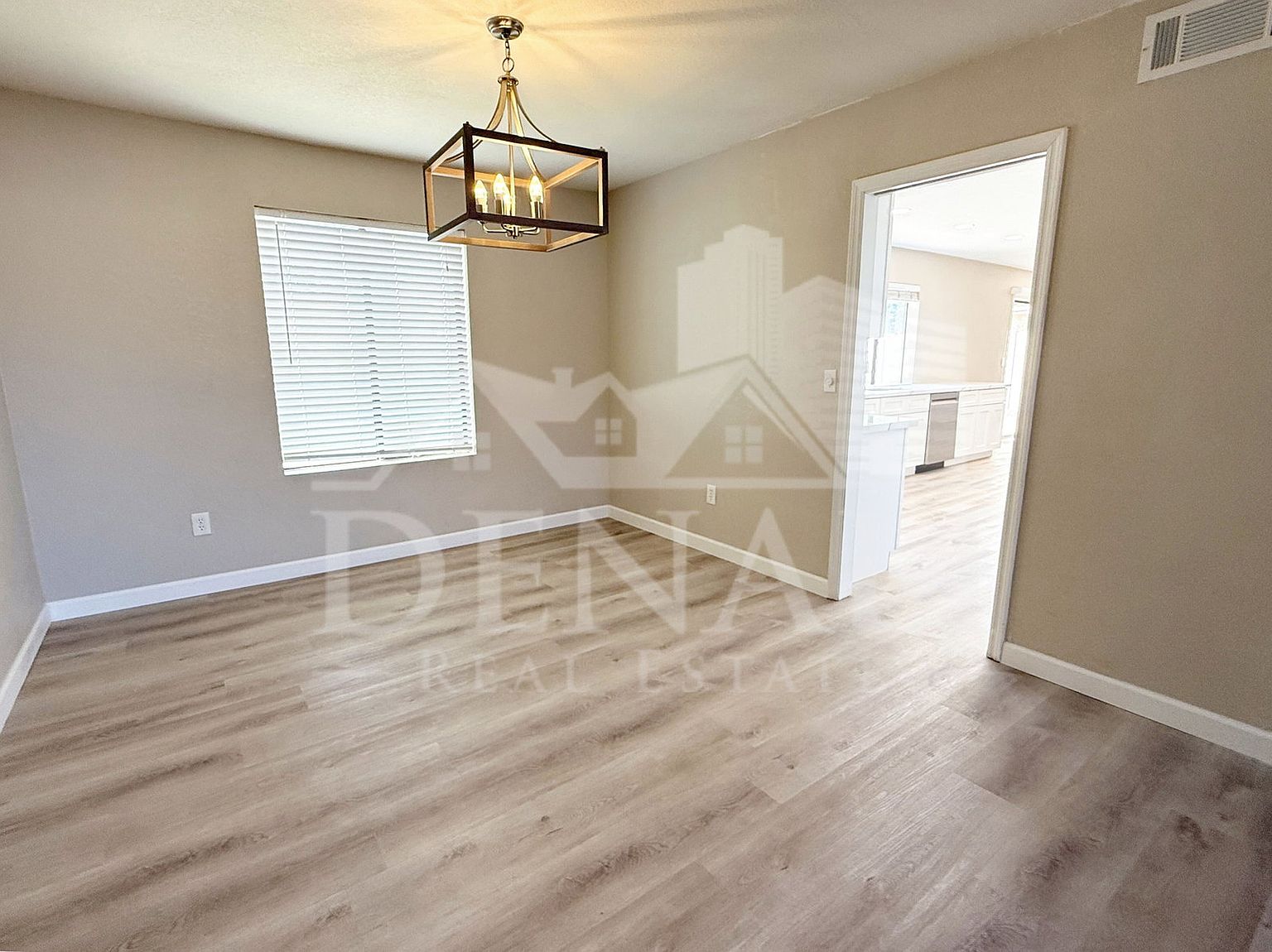 1529 E Edgewater Dr photo 4