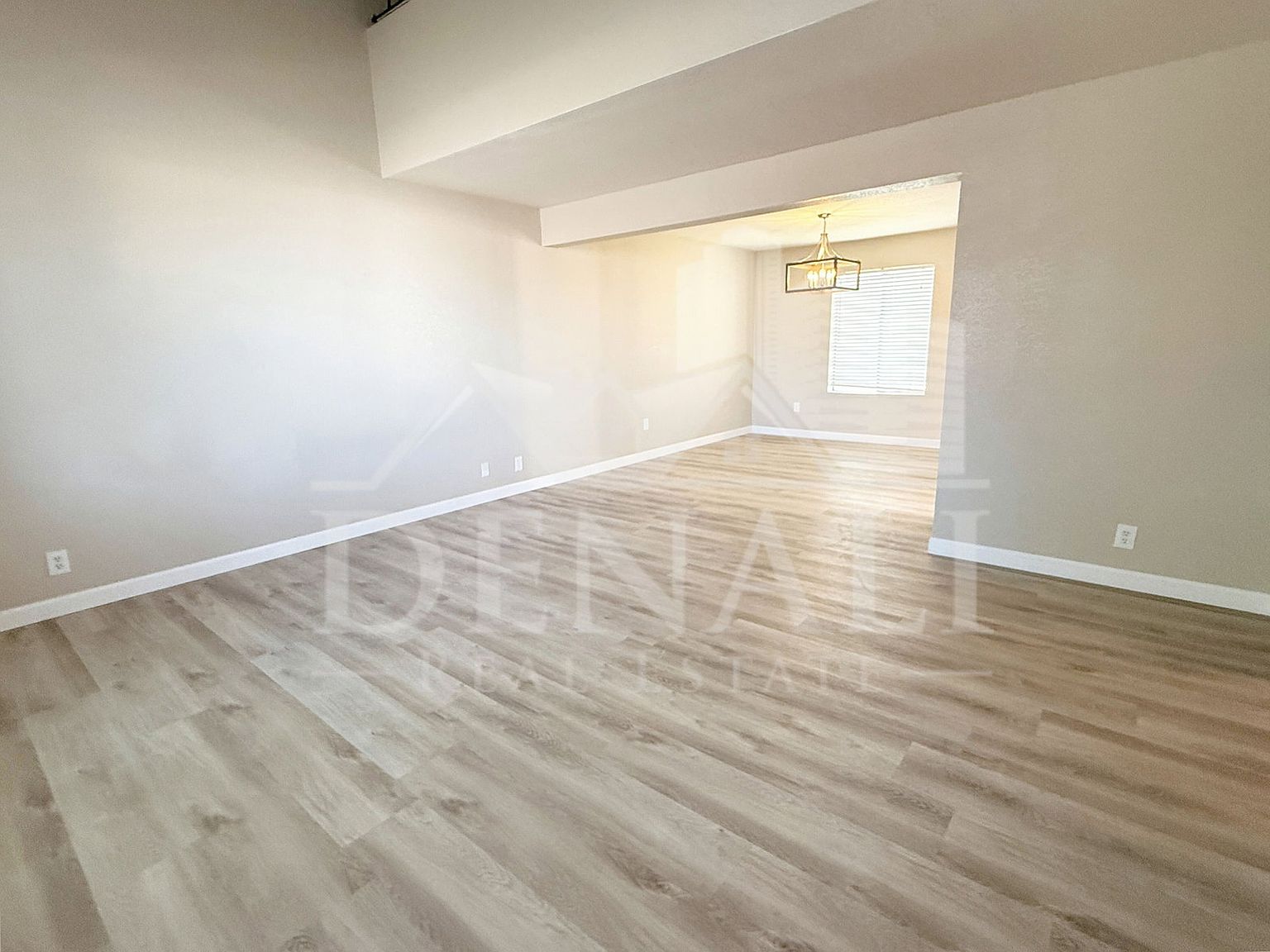 1529 E Edgewater Dr photo 2