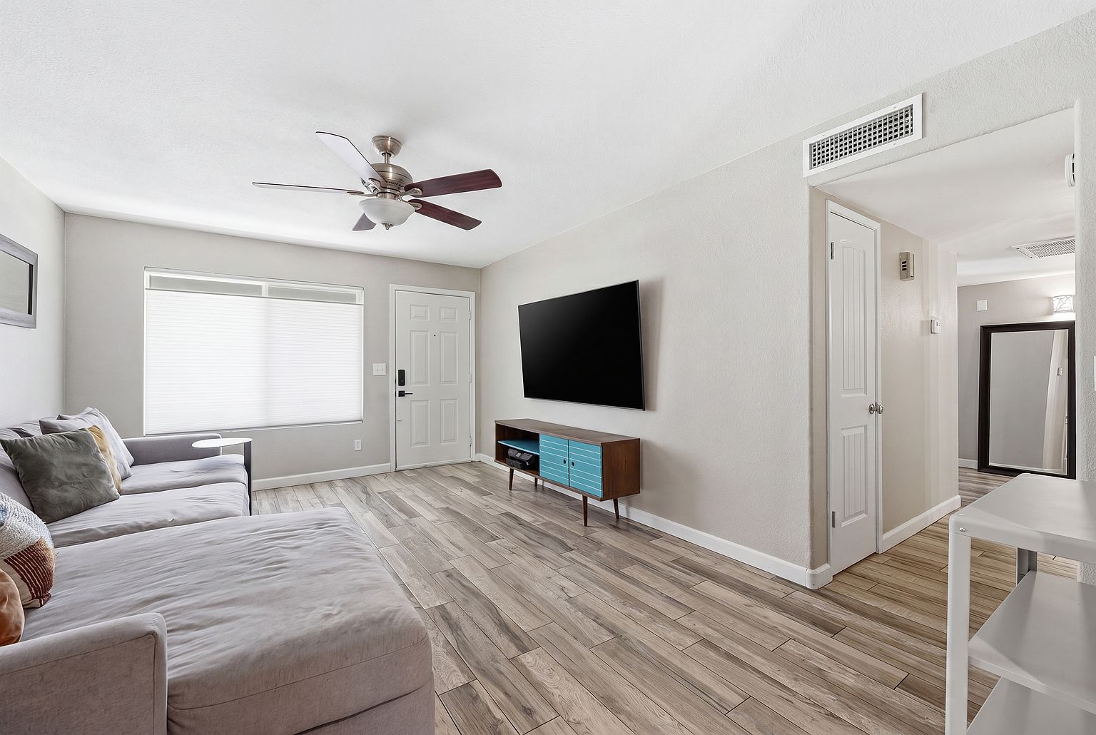932 W Julie Dr photo 2