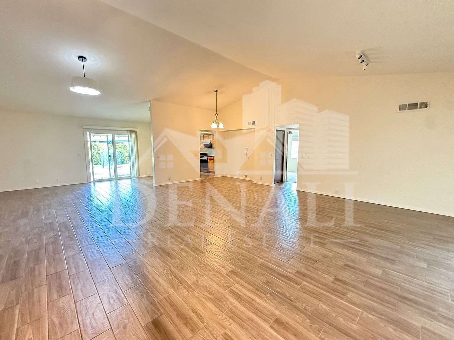 916 W Strahan Dr photo 2