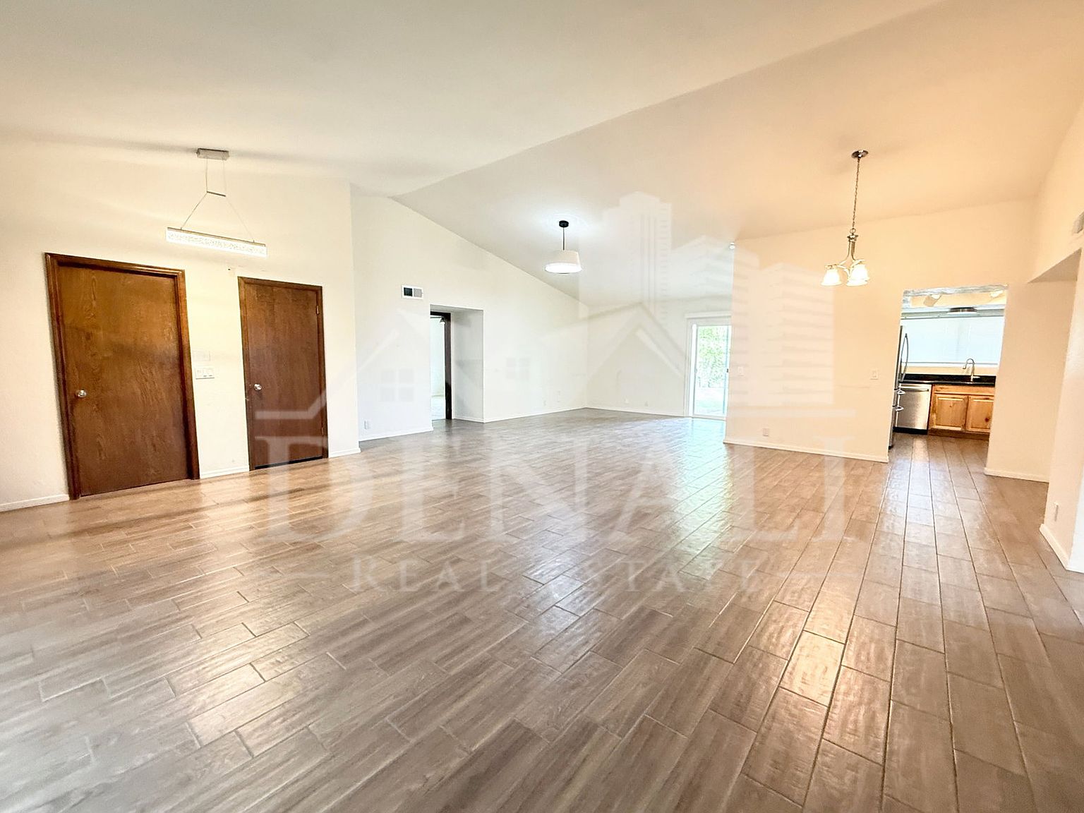 916 W Strahan Dr photo 3