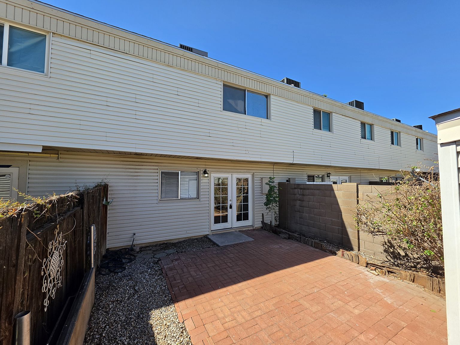 731 E Vaughn Dr photo 4