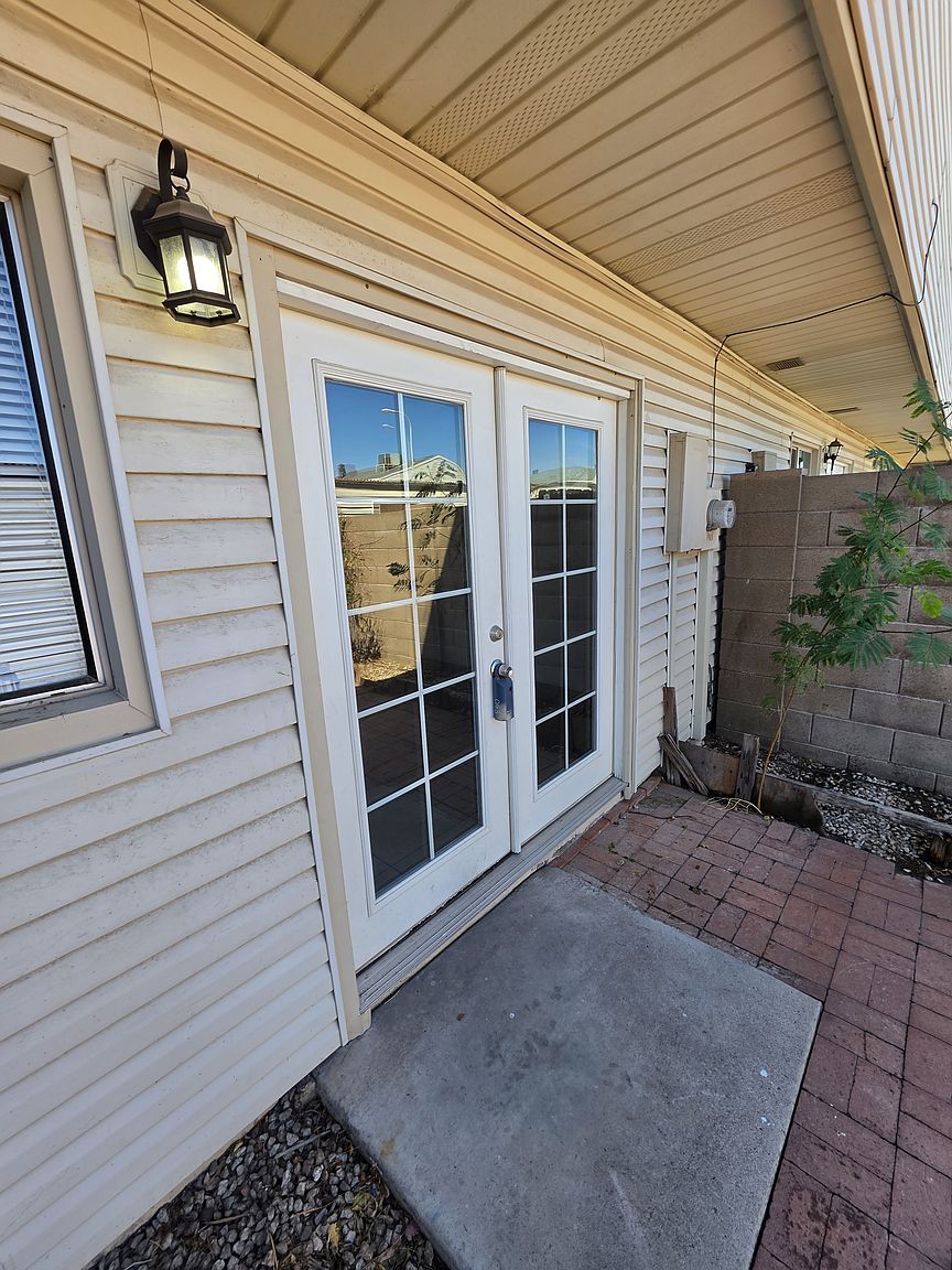 731 E Vaughn Dr photo 2