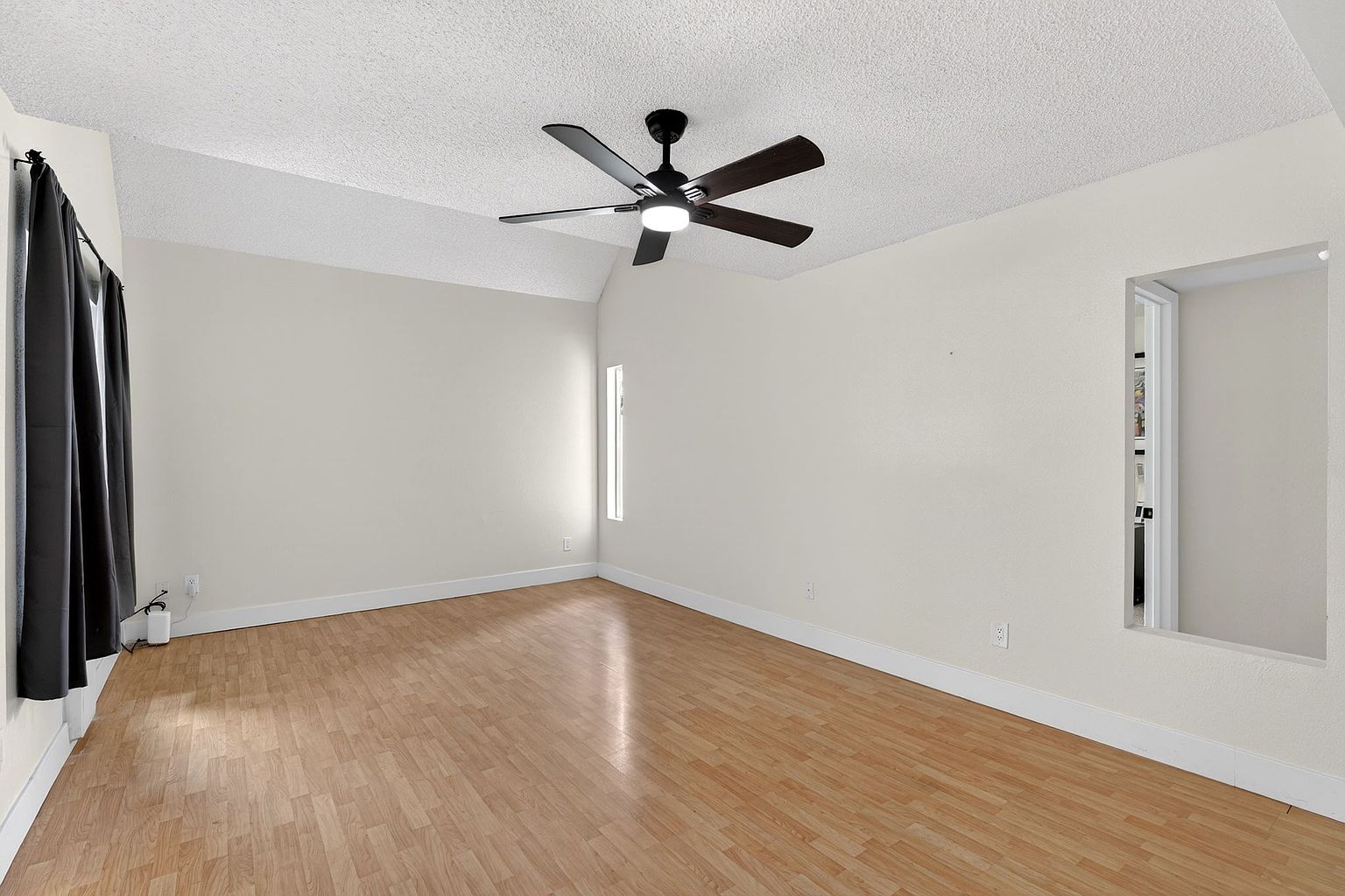 946 E Diamond Dr photo 4