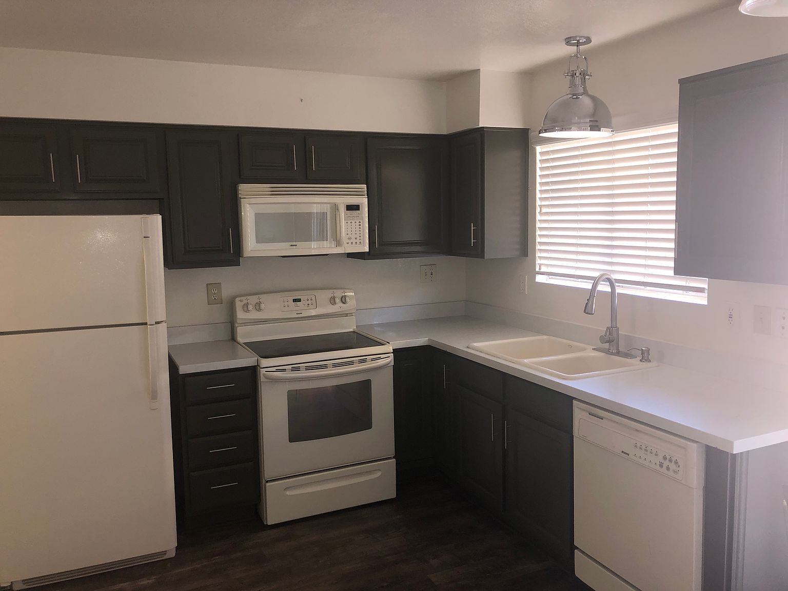 1009 E Bendix Dr photo 2
