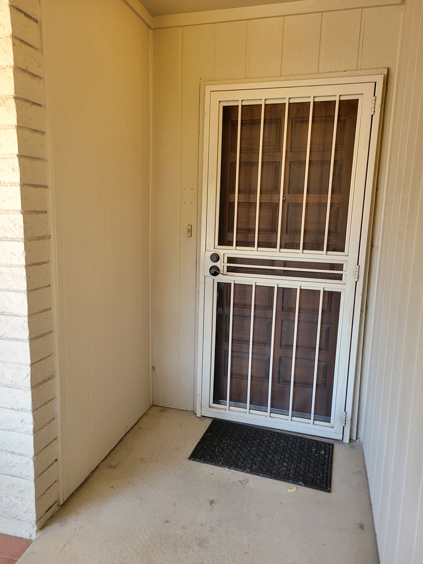 1642 E Carmen St photo 4