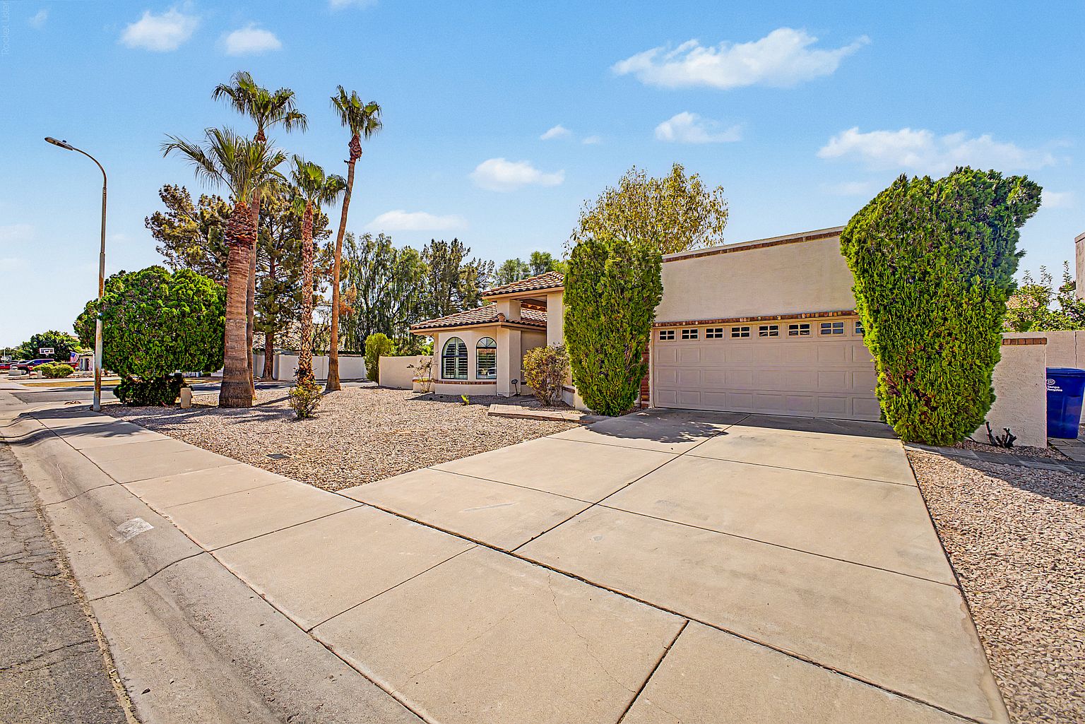 1911 E Belmont Dr photo 2