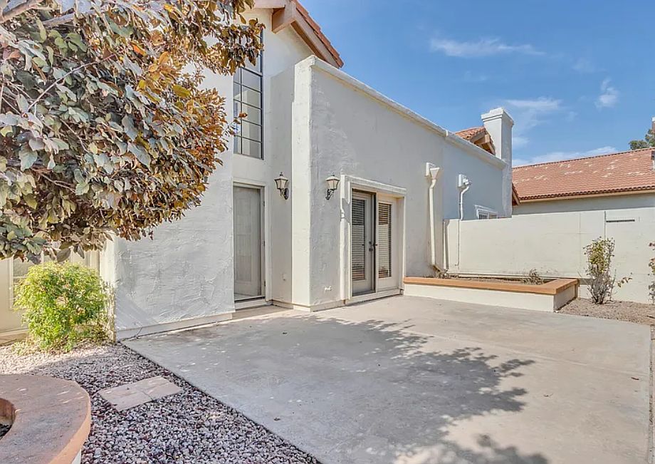 1839 E Sarah Ln photo 4