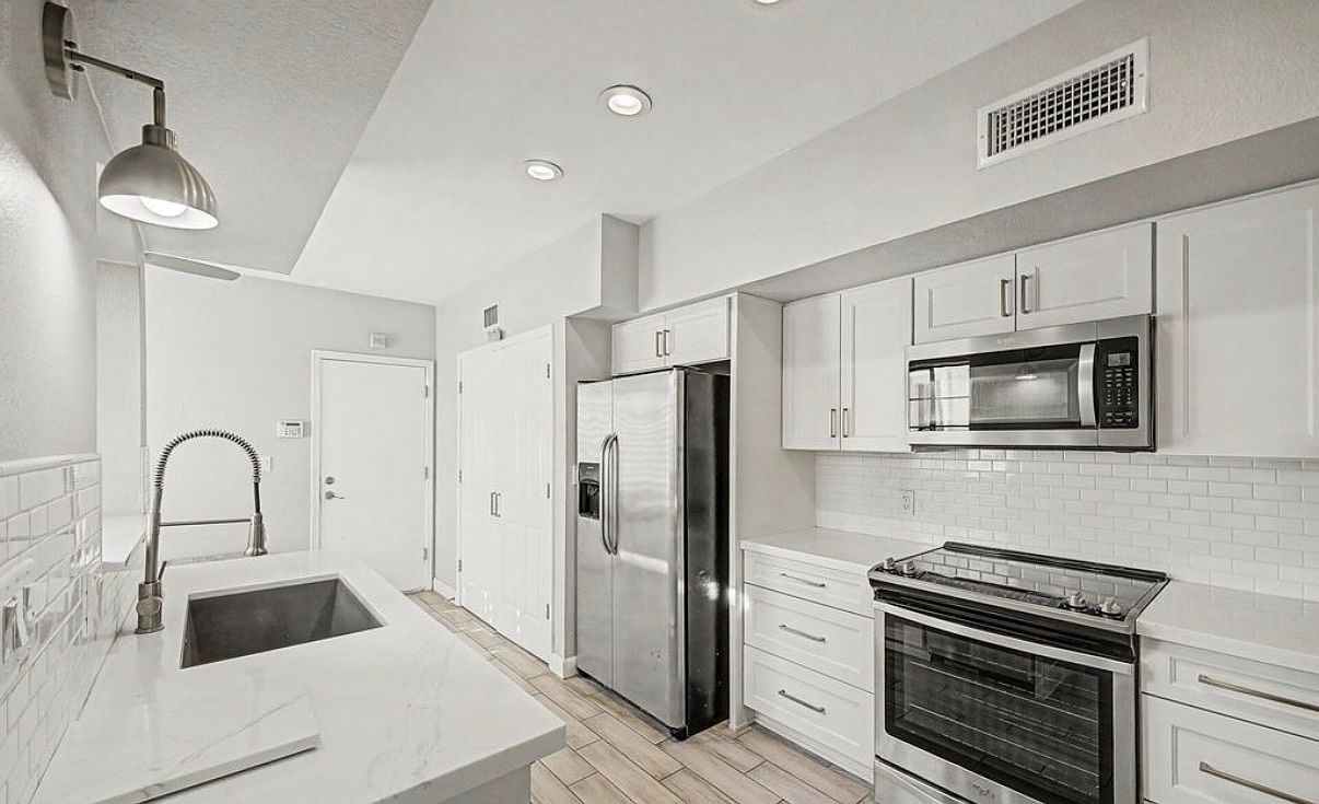 1843 E Sarah Ln photo 3
