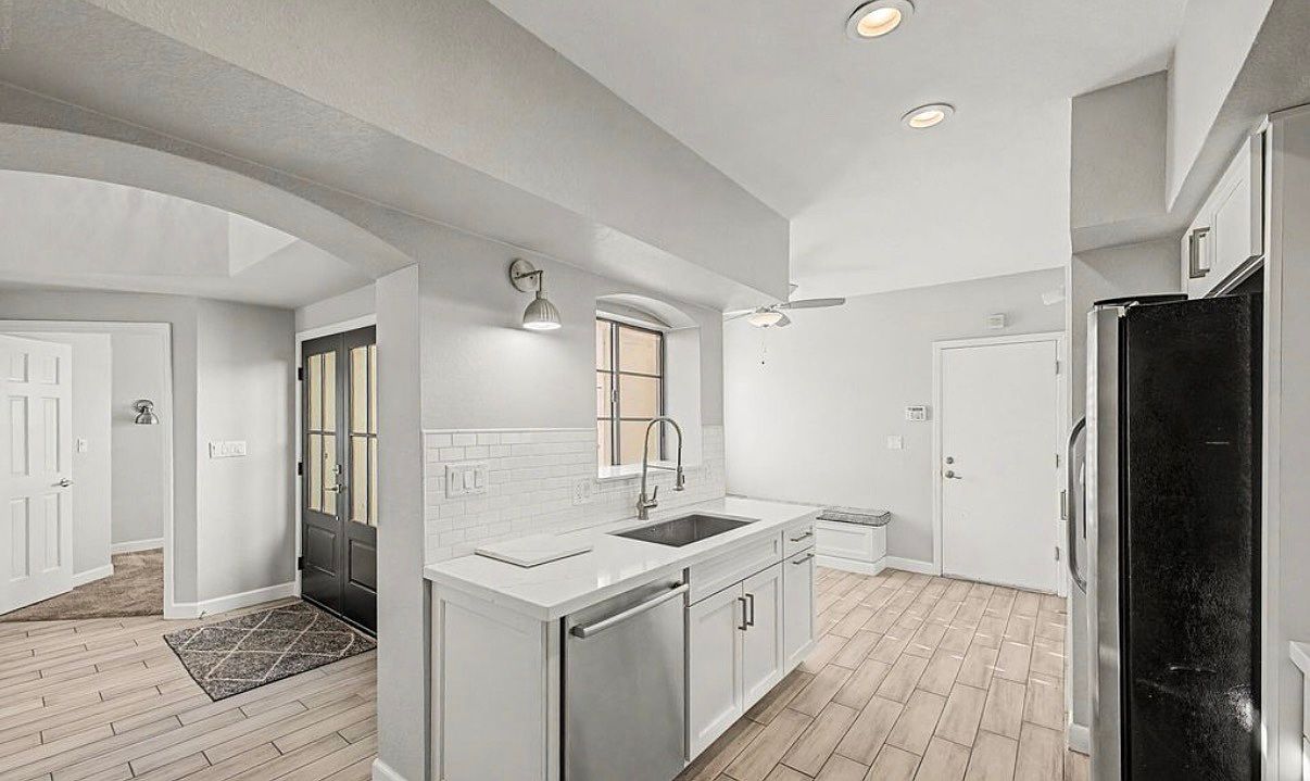 1843 E Sarah Ln photo 4