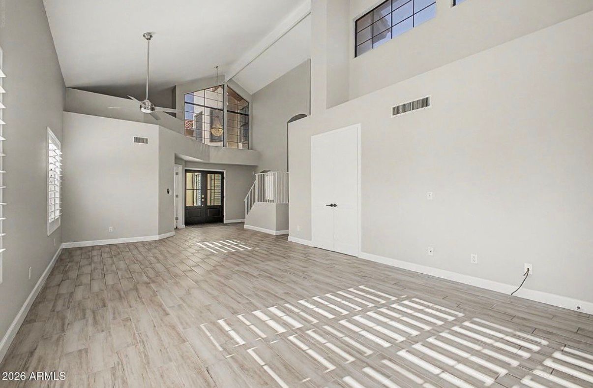 1843 E Sarah Ln photo 2