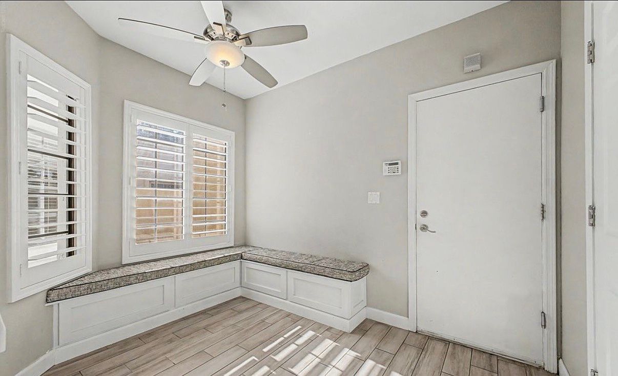 1843 E Sarah Ln photo 5