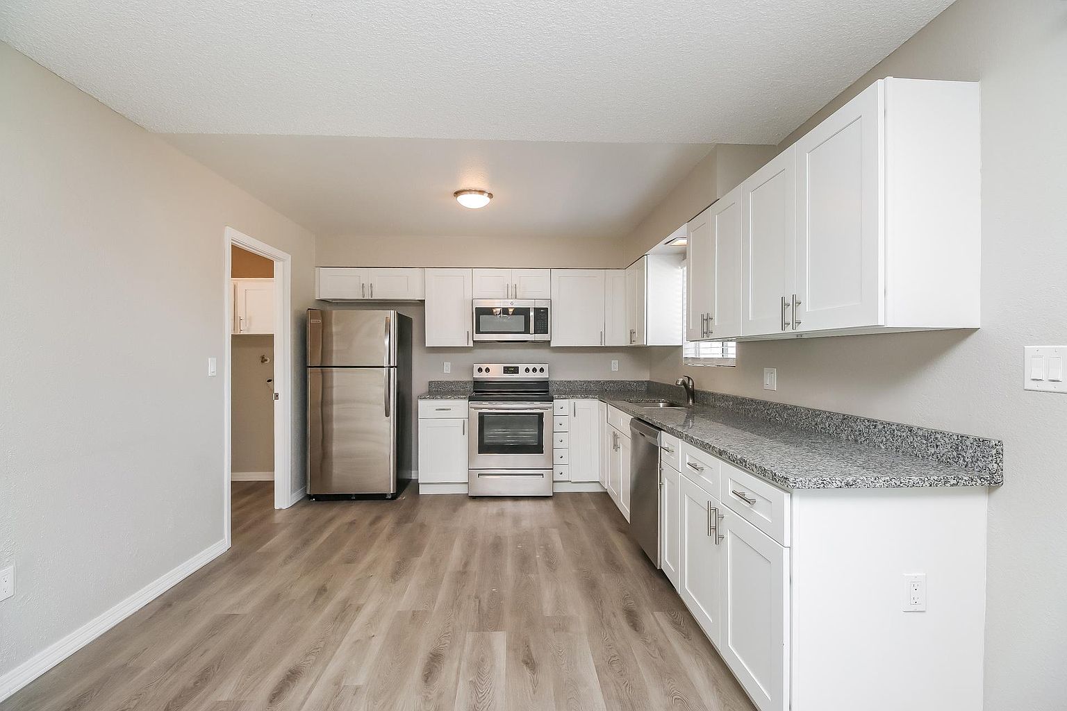 514 E Watson Dr photo 4