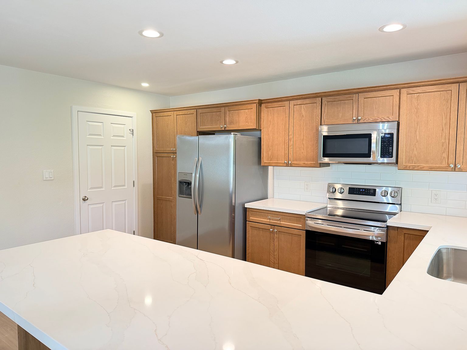2108 E Gemini Dr photo 2