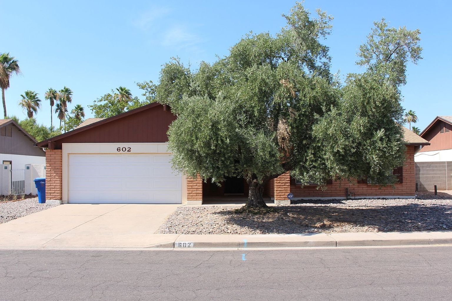 602 W Kilarea Ave Mesa, AZ 85210 photo 2