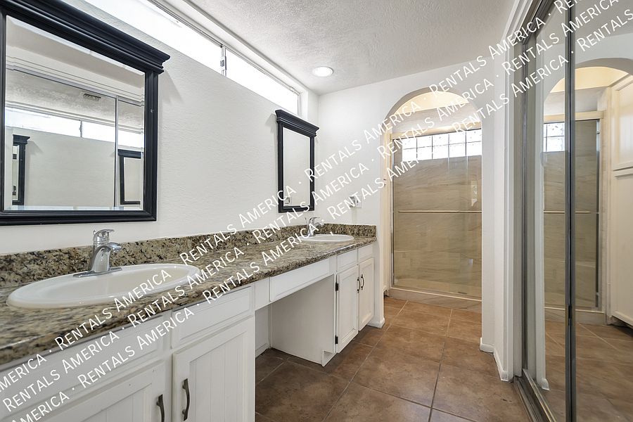 552 W Kilarea Ave Mesa, AZ 85210 photo 4