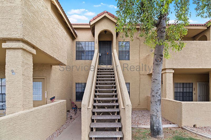 1126 W Elliot Rd photo 2