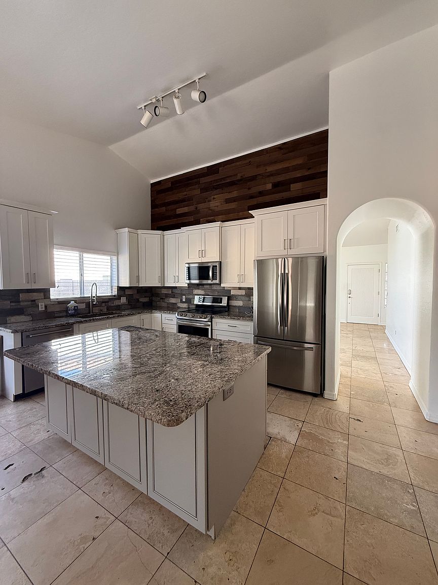 678 N Sunway Dr photo 3