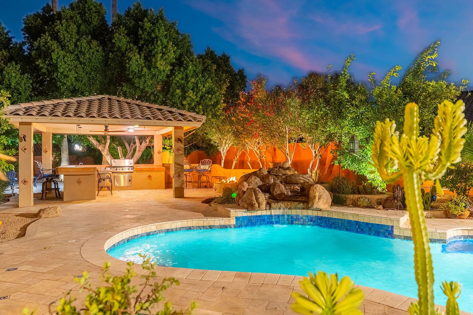 372 W Amoroso Dr photo 2