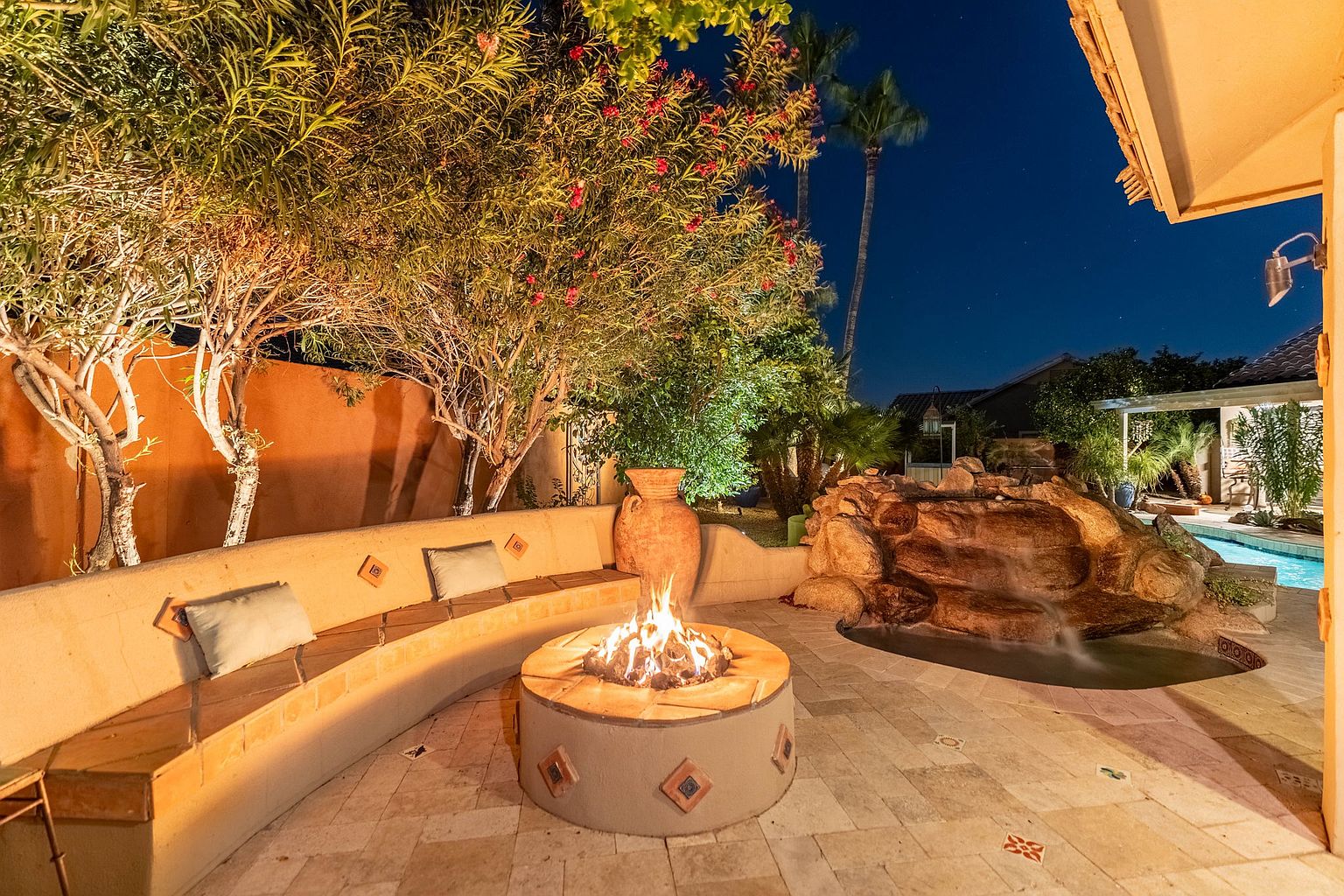 372 W Amoroso Dr photo 4