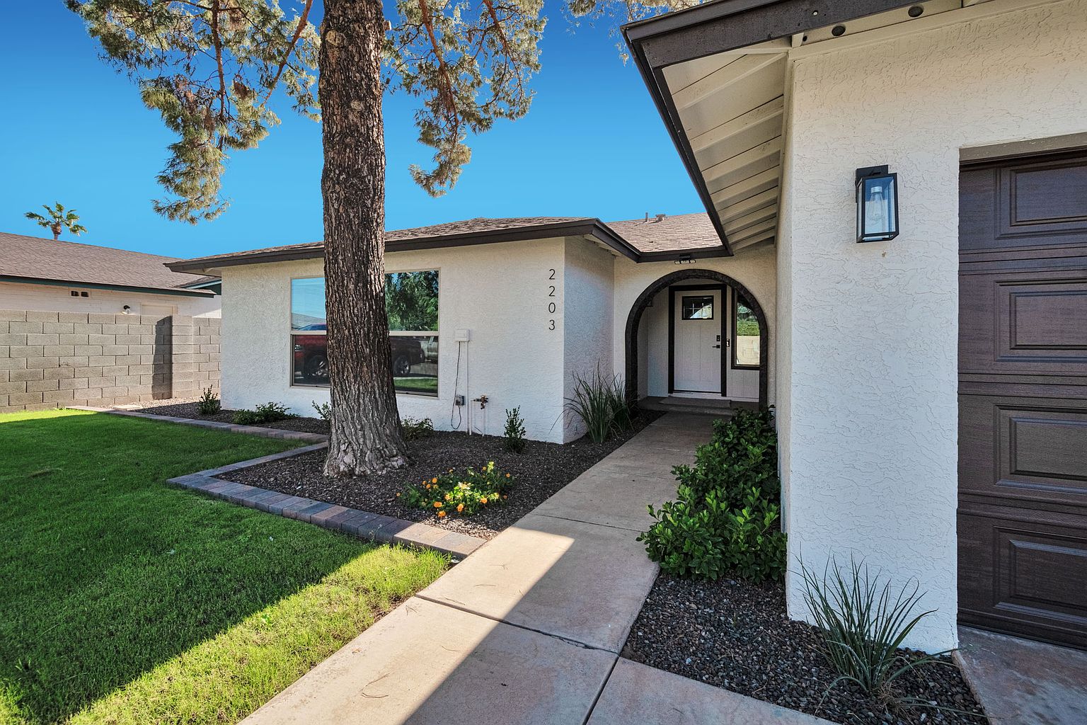 2203 W Palomino Dr photo 2
