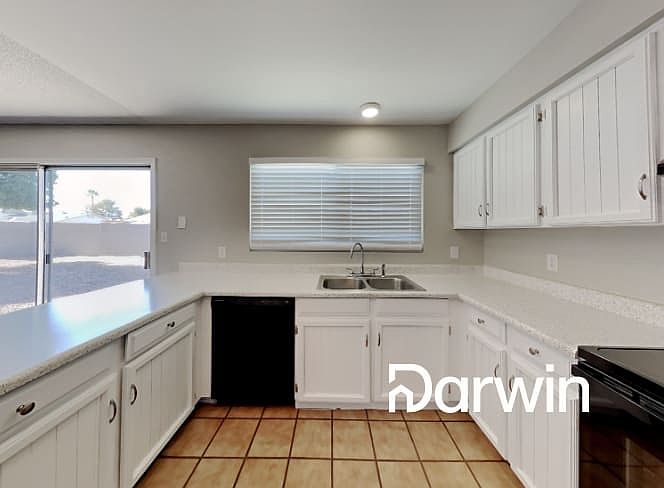 1610 W Estrella Dr photo 2