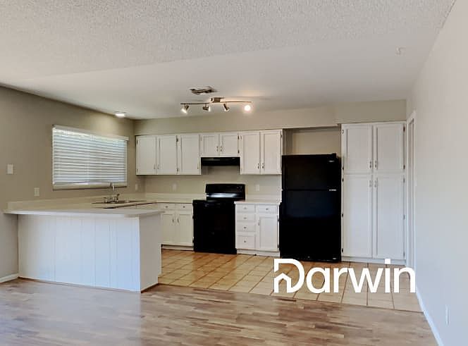 1610 W Estrella Dr photo 3