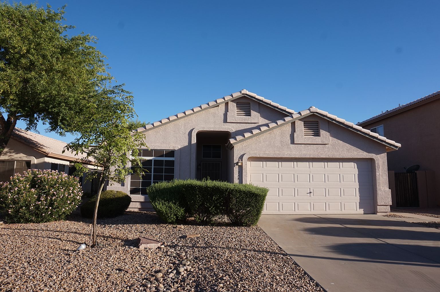 735 W Constitution Dr photo 2