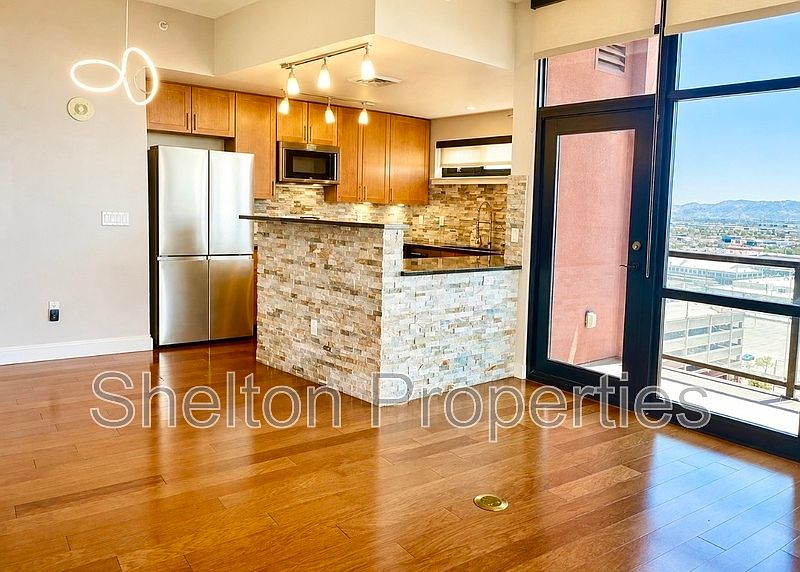 310 S 4th St photo 4