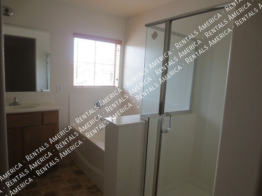 1670 E Elgin St photo 4