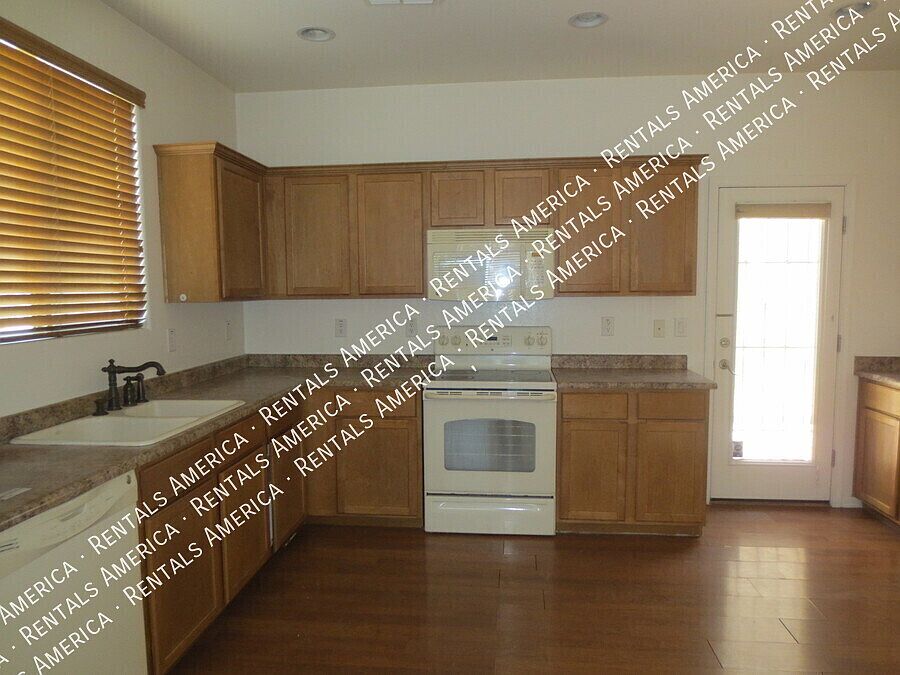 1670 E Elgin St photo 3