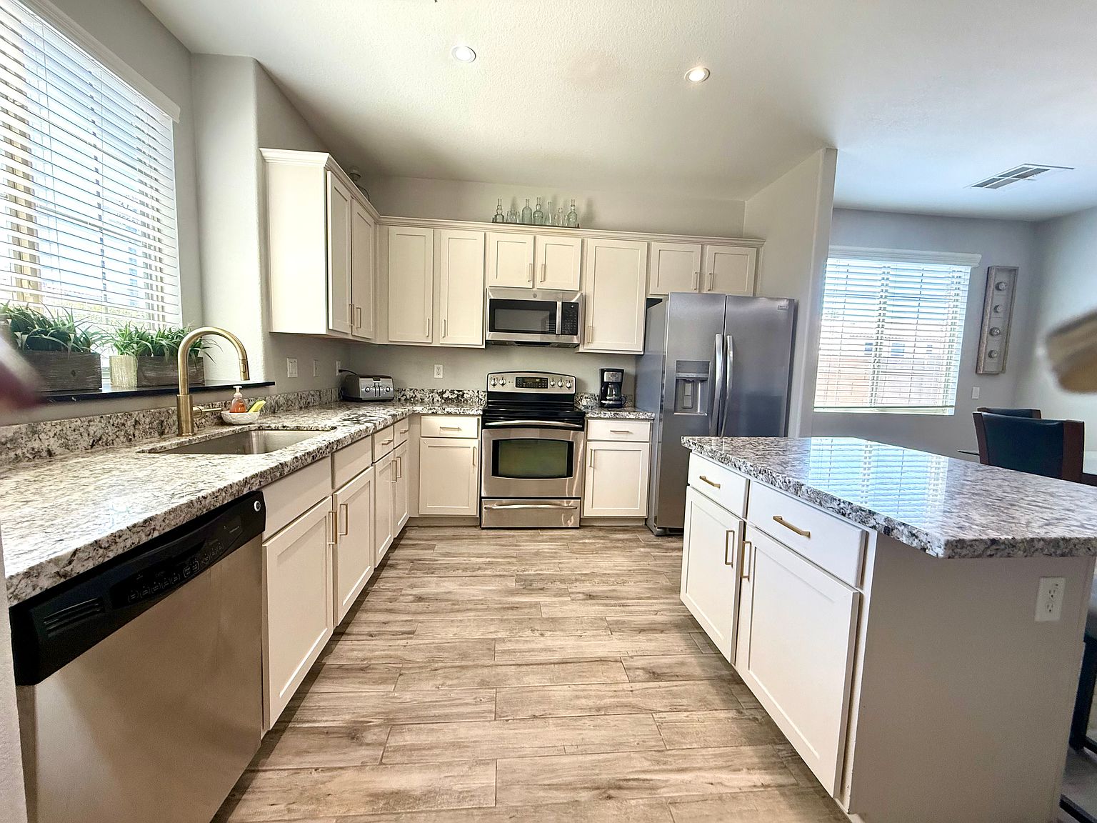 3708 E Kerry Ln photo 3