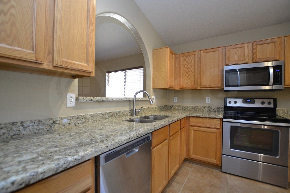 734 W Oxford Ln photo 3