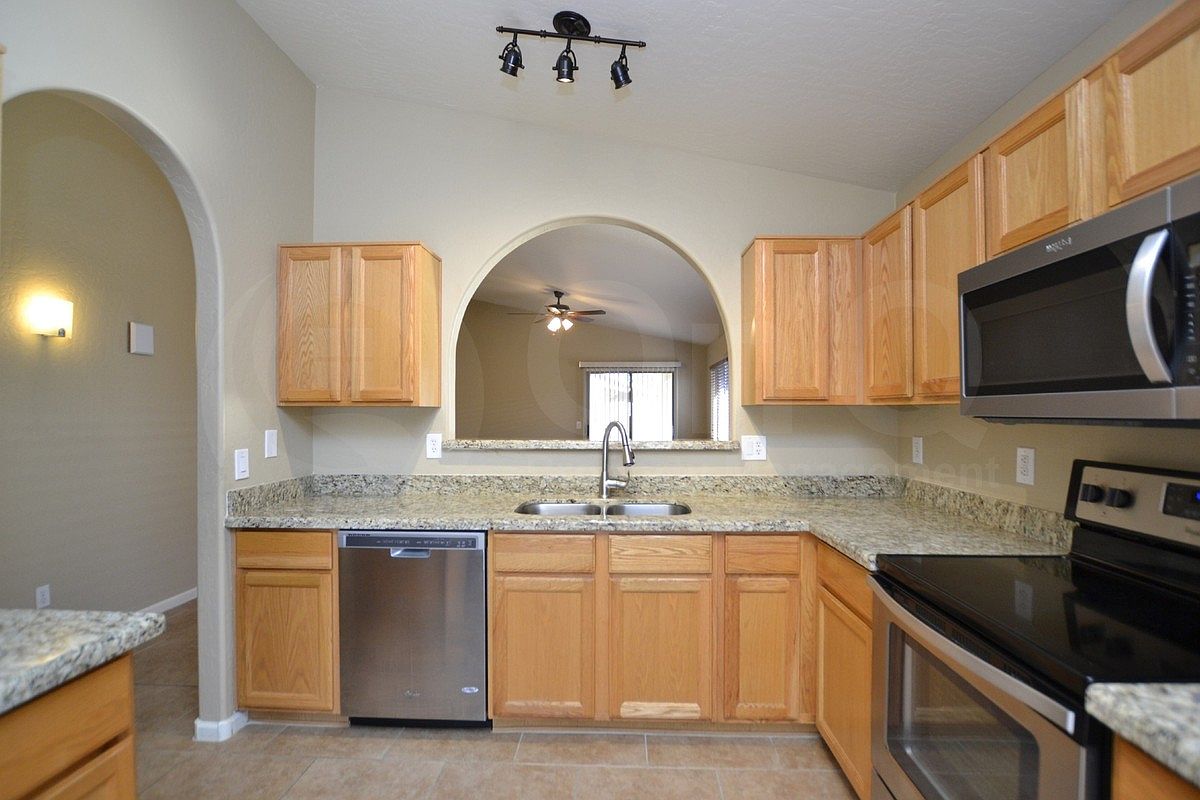 734 W Oxford Ln photo 4