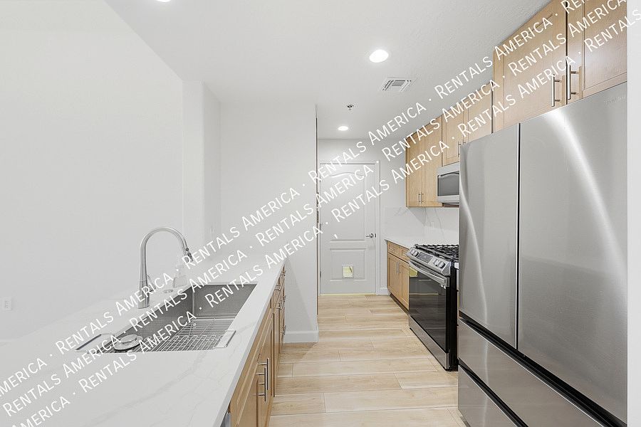 2302 N Central Ave photo 4