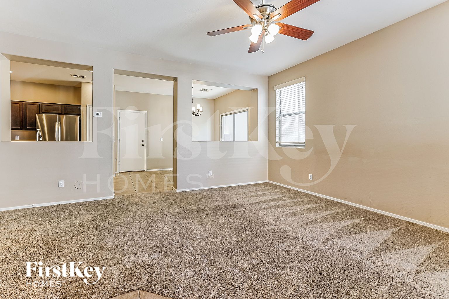 127 E Catclaw St photo 2