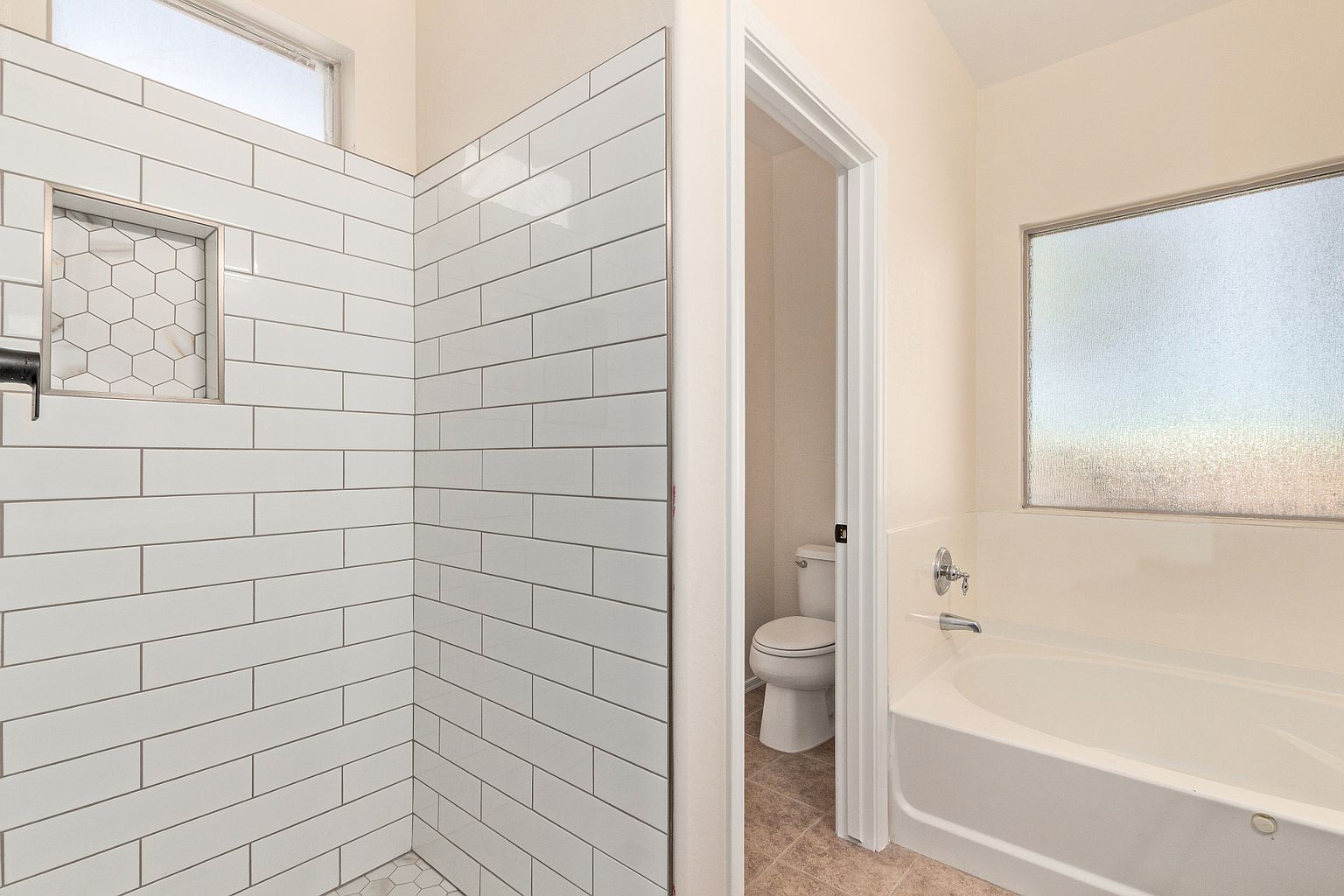 7612 S 70th Ln photo 5
