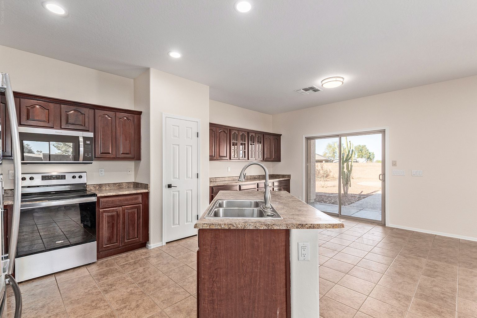 7612 S 70th Ln photo 4